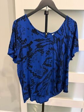 Eyeshadow Royal Blue Short Sleeve Scoop Neck Top with Black Abstract Print